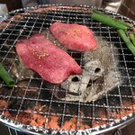 炭火焼肉 にく式 - タンはそのままパクリ