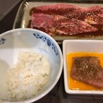 炭火焼肉 にく式 - 卵黄付けしてのライス♡