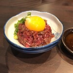 炭火焼肉 にく式 - ラムユッケは連れ合いのお気に入り♡