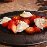 MONK - ブッラータ・苺・チェリートマトのカプレーゼ