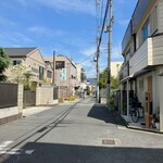 Manmaru Botan - 住宅街の中、まっすぐ行って、左側がお店