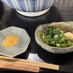 Udon No Ootaman - かしわ天玉かけ 3枚の薬味とかしわ天用のカレー粉