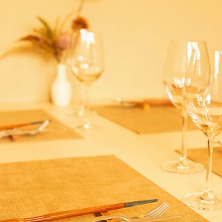 A counter Bistro with a relaxing Japanese interior filled with the warmth of wood.