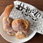 マツバラベーカリー - 牛ぎゅうカレーパン、くるみとクランベリーのクリームチーズパン