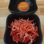 もつ平 - トッピングの小エビとたまご