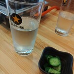 もつ平 - 飲(や)ってませんよ、お水です　お漬け物がこれまた旨い。