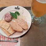 BERG - パテと温められたパンとクラッカーと野菜そして、ビール