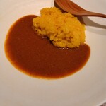 NK - 魚介出汁のカレーにサフランライス。魚介出汁というか、ほとんどスープドポワソン。このカレーはとても気に入りました。ので おかわりした（笑）　おかわりは桜海老リゾットにカレーかけるという反則技。