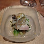 NK - 蛤と山菜をビネグレットソースで。胡椒も効かせてある。蛤の状態もバツグンだが、少し辛味あるビネグレットソースで蛤を食べるってのもオツですね。