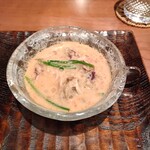 NK - 生蛍烏賊のタンタン麺。辛味痺れは控えめで、蛍烏賊のワタの風味とゴマのコクで濃厚な味わいに。麺は細いストレート麺。もちろん臭みエグみなんか皆無です。　これは丼サイズで食いたかったなぁ。