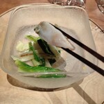 NK - 蛤の肉厚っぷりが凄い。山菜の中にはチコリなんかも入ってます。このほろ苦さと歯ごたえが口の中を爽やかにしてくれるんだよな。