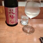 NK - 海老しんじょって事で日本酒にしたが、これは失敗。アメリケーヌソース＆ブールブランソースだったので樽のきいた白ワインとかのが良かったな。まあ日本酒選択したの私だが。