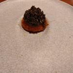 NK - じゃがいもコロッケにオシェトラキャビア。芋のテクスチャは洋食屋のコロッケのよなホクホクではなく、ロブションの芋ピューレのよなトロっと滑らかタイプでビックリ。キャビアとの相性も良くめっちゃ旨い。