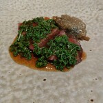 NK - 牛ヒレ肉に花山椒。王道と思いきやソースは洋（笑）　でも甘めソースと牛肉って相性良いので当然この料理もバッチリ美味しい。牛ヒレへの火の入れ方も独特。かなり柔らかな火入れです。