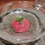 NK - トマトソースそうめん。トマトの風味の鮮やかな事!!　思わず皿まで舐めたくなります。そこでサッと匙を出してくれる接客もナイス♪