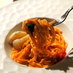 Re：Journal - Primo：トマトを練り込んだタリオリーニ/桜チップで燻したホタテのマリネと菜の花のソース