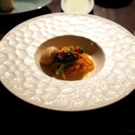 Re：Journal - Primo：トマトを練り込んだタリオリーニ/桜チップで燻したホタテのマリネと菜の花のソース