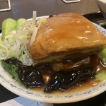 四つ角飯店 - 横から見るとかなりの分厚さ