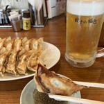 餃子の福包 - 焼き餃子、お酢と黒胡椒のたれ