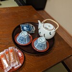 菊香荘 - ウェルカムドリンクに八つ橋。何故かヤクルトもくれました(笑)