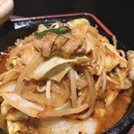 Yakiniku Torahachi - 鉄皿の熱で弾けながら到着！
                      食べ応えのある味で、肉質もいい！