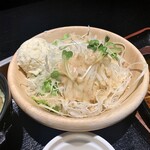 Yakiniku Torahachi - ■ 野菜サラダ
                      ドレッシングたっぷりで、ポテサラ付き