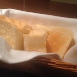 ビストロ シャンパーニュ - ランチで食べ放題のパン