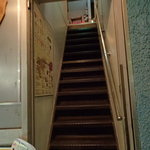 マンドリルカレー - 急な階段　ここをあがります。