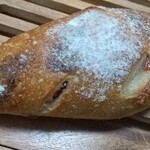こんがりパン工房 - ベリーとクリームチーズの天然酵母パン
