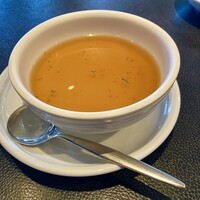 上野洋食遠山 - 遠山シェフのスペシャリティ「コンソメロワイヤルスープ」。このスープ目当てに来店する方も多いとか