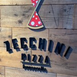Zecchini Pizza Bancarella - 建屋表通りのサイン
                        