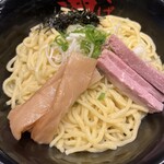 東京油組総本店 - 大盛り。作りおきなのか？底の方の麺だけ黒ずんでた。