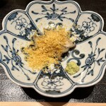 寺子屋 すし匠 - アワビのカラスミパウダーがけ