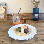 Okashito Kissa Marun - ・抹茶のチーズケーキ
                      　キャラメルソースと自家製あんこ
                      ・自家製ゆずジャムのユズスカッシュ