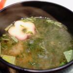 海幸楽膳 釜つる - ”お味噌汁”は“あおさ汁”で、“三つ葉”、“花麩”が入っていました。