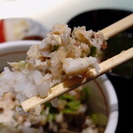 海幸楽膳 釜つる - ”鯵干物焼ほぐし丼”、“解した鯵”の“干物”でも、旨味が凝縮されており、フックラ、ジューシー、“干物”を焼いた香しさと共に美味しくいただきました。