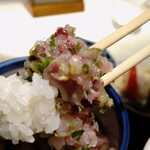 海幸楽膳 釜つる - ”鯵のたたき丼”、“新鮮な鯵”を“ネギ”や“生姜”とともに、丁寧にたたかれていますが、“なめろう”とは異なり、“お刺身”を粗挽きにしたような、“鯵の身”を絶妙に残した感じです。