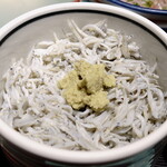海幸楽膳 釜つる - ”釜揚げしらす丼”、“しらす”の色は真っ白に近く、小さめで、大きさが揃い、一匹一匹の形が崩れていません。上物と言われる”しらす”です。