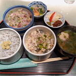 海幸楽膳 釜つる - ”五代目丼”は”三色の丼”の他、”味噌汁”、”香の物”、メニューには記載ありませんが、”小鉢”も付いていした。