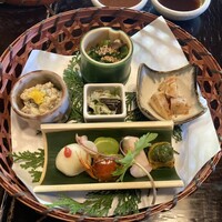 黒茶屋 - 前菜: 小松菜椎茸浸し、茎山葵醤油漬け、椎茸土佐和え、白和え、粟麩木の芽味噌和え、蚕豆艶煮、沢蟹甘露煮、春大根梅風味漬け、百合根栂ノ尾煮