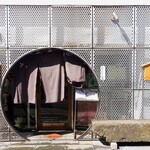 海幸楽膳 釜つる - お店はパンチングメタルに囲われ、温泉街の和食処とは思えない、メカニカル的な斬新なデザインの外観です。