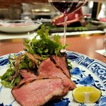 おか﨑 - 牛タンとサラダ。このサラダ、ずっと食べていたいくらい美味しい。