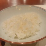 おか﨑 - 炊きたてのご飯。粒の大きさが特徴。噛むと甘味が大変強い