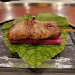 おか﨑 - サービスの一本たまたま試作にて、提供。佐助豚の串焼き。脂身分かるかな、でも、こんな脂身あるのに、口の中はそんなベタベタしなくて、スッキリでした。