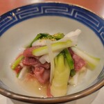 おか﨑 - 箸休め的な存在だけど、中にもお肉が4枚くらい入ってます(笑)うるいのしゃきしゃき感がたまらない❤️優しい味付けの煮出しです。