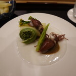 あま木 - 蛍烏賊肝ソース、ホワイトアスパラ、こごみ、あまどころ、辛味大根の花