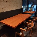 おか﨑 - 奥のテーブル席