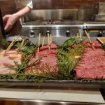 おか﨑 - 中目黒とは違い、ガラス入り(笑)なお肉たち。