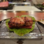 おか﨑 - 地ビーフ、見た目から脂身ないのがみてとれる。しっかり噛んでいただく。牧草の香りが肉噛むごとにくる。なかなか貴重なお肉をいただけたことに感謝❤️