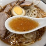 Chuukamenten Kiraku - 【スープ】味3.5
                        少し酸味を感じる、昔ながらの中華スープといった感じです。揚げネギが混じり合うアクセントは良い感じですが、、、。心が踊るまではいかないかな。ワンランク上の中華スープといった感じです。